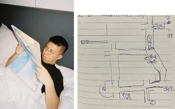 Dương Hạo đang xem bản đồ giấy (trái) và tấm bản đồ do nhân viên lễ tân khách sạn vẽ để hướng dẫn anh tìm khách sạn có thể đặt phòng trực tiếp 