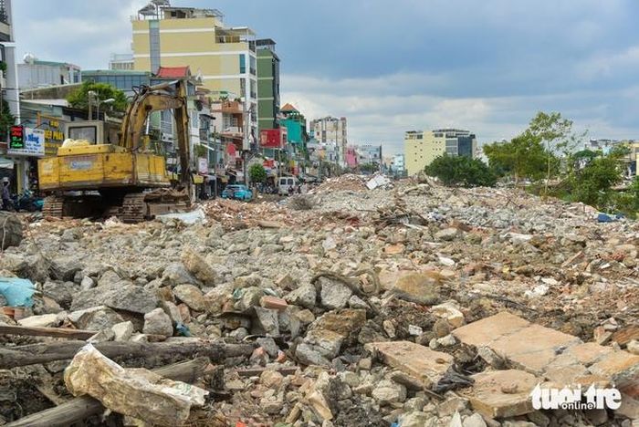 Tuyến đường Bùi Hữu Nghĩa ven rạch (thuộc phường Gia Định) nay đã trở nên thông thoáng, thay thế hoàn toàn cảnh nhà cửa lụp xụp lấn chiếm trước đây nhờ sự đồng thuận bàn giao mặt bằng của tất cả 869 trường hợp bị ảnh hưởng