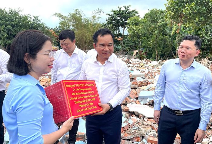 Chủ tịch UBND TPHCM Nguyễn Văn Được tặng quà, biểu dương những nỗ lực của phường Gia Định