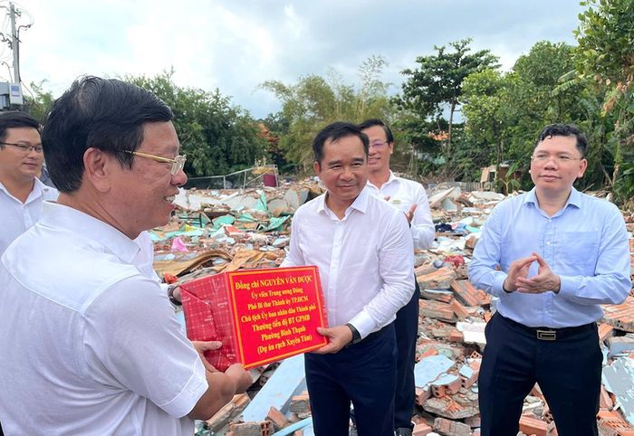 Chủ tịch UBND TPHCM Nguyễn Văn Được tặng quà biểu dương phường Bình Thạnh vì những nỗ lực xuất sắc trong công tác vận động nhân dân bàn giao mặt bằng dự án