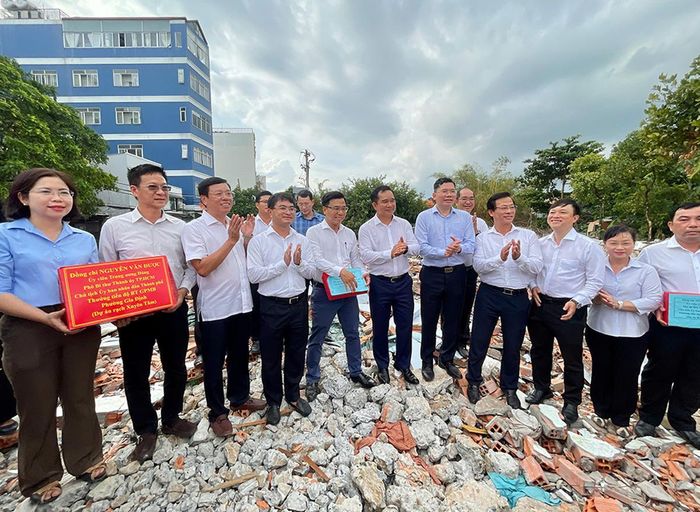 Tại công trường, lãnh đạo TPHCM trao quà động viên và biểu dương các địa phương vì những nỗ lực xuất sắc trong công tác vận động nhân dân bàn giao mặt bằng, đồng thời nhấn mạnh sẽ có hình thức khen thưởng xứng đáng đối với các đơn vị vượt tiến độ