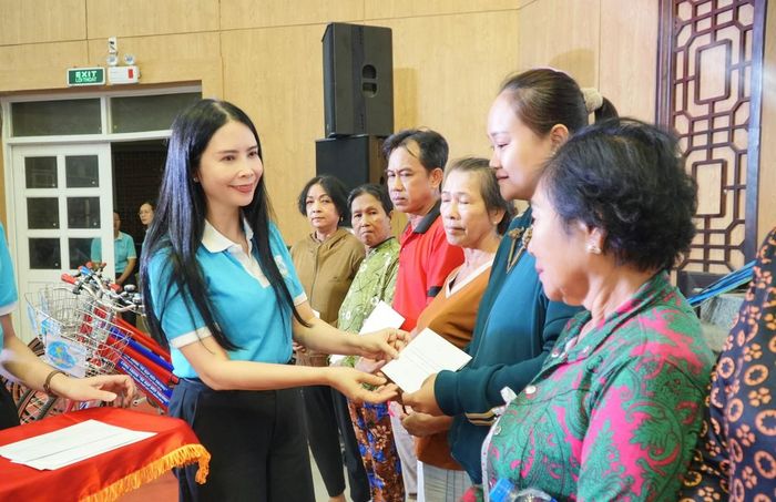 Phó Chủ tịch Thường trực Hội LHPN Việt Nam Trần Lan Phương trao quà cho các gia đình chính sách, hội viên phụ nữ trên địa bàn xã Cần Giờ (TPHCM)