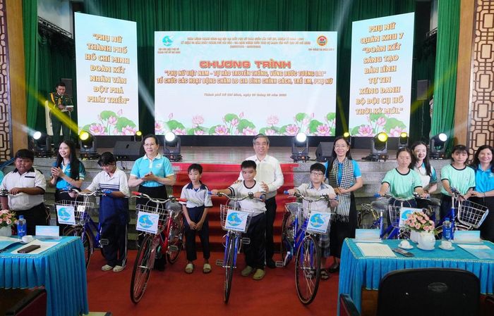 Bà Lê Thị Thủy (thứ 2 từ trái qua, hàng sau), Ủy viên TƯ Đảng, Phó Chủ tịch UBTƯ MTTQ Việt Nam, Chủ tịch Hội LHPN Việt Nam; ông Nguyễn Phước Lộc, Ủy viên TƯ Đảng, Phó Bí thư Thành ủy, Chủ tịch UBMTTQ Việt Nam TPHCM; bà Trần Lan Phương (bìa trái, hàng sau), Phó Chủ tịch Thường trực Hội LHPN Việt Nam, cùng các đại biểu trao tặng xe đạp cho các em học sinh có hoàn cảnh khó khăn trên địa bàn, góp phần tạo điều kiện thuận lợi hơn để các em đến trường, tiếp tục học tập và rèn luyện.