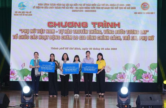 Trao bảng tượng trưng công trình xây dựng "Nhà Đại đoàn kết" cho đại diện Hội LHPN các xã Thạnh An, Bình Khánh, An Thới Đông (TPHCM)