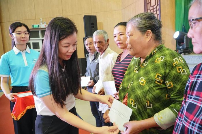 Phó Chủ tịch Hội LHPN Việt Nam Nguyễn Thị Thu Hiền trao quà cho các gia đình chính sách, hội viên phụ nữ trên địa bàn xã Cần Giờ (TPHCM)