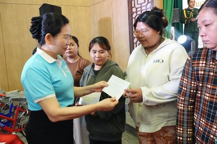 Bà Lê Thị Thủy (bìa trái), Ủy viên TƯ Đảng, Phó Chủ tịch UBTƯ MTTQ Việt Nam, Chủ tịch Hội LHPN Việt Nam, trao quà cho người dân có hoàn cảnh khó khăn
