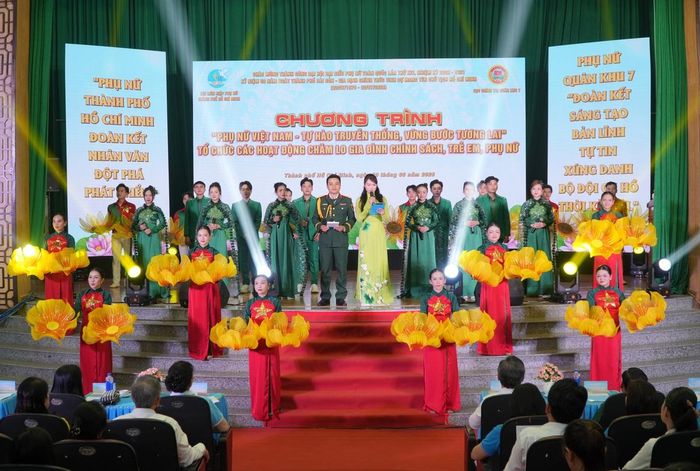 Tiết mục nghệ thuật tại chương trình “Phụ nữ Việt Nam - Tự hào truyền thống, vững bước tương lai”.