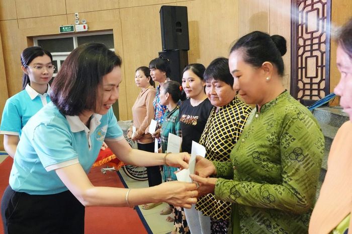 Phó Chủ tịch Hội LHPN Việt Nam Nguyễn Thị Minh Hương trao quà cho các gia đình chính sách, hội viên phụ nữ trên địa bàn xã Cần Giờ (TPHCM)