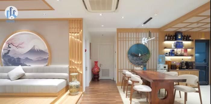 Căn hộ của nam nghệ sĩ rộng 139 m², không gian phòng khách gây ấn tượng bởi thiết kế mở, kết nối trực tiếp với khu vực bếp và bàn ăn. Điểm nhấn là phần sàn được nâng cao, tạo cảm giác như một sân khấu nhỏ