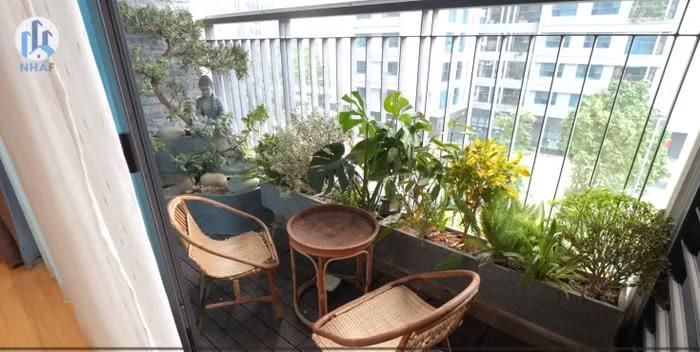Một trong những góc yêu thích nhất của Trung Ruồi là ban công rộng, ngập tràn ánh sáng tự nhiên và cây xanh. Mỗi buổi sáng trước khi đi làm, anh đều dành khoảng 15 phút ngồi tại đây để tận hưởng không khí trong lành. Dù thừa nhận mình không phải người chăm cây, nhưng nhờ bàn tay vun vén của bà xã Trung Ruồi, ban công trở thành một khu vườn nhỏ mang hơi hướng Nhật Bản, góp phần tạo nên cảm giác bình yên cho căn hộ