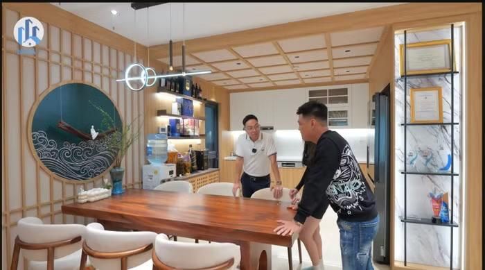 Liền kề khu vực bếp là bàn ăn dành cho sáu người với thiết kế tối giản, đồng điệu cùng tổng thể phong cách Nhật Bản của căn hộ