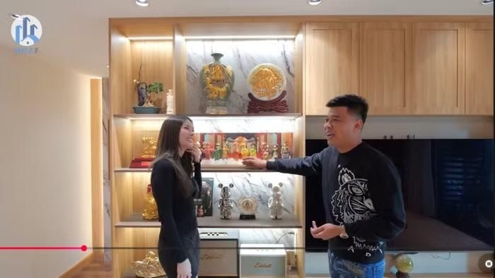 Bên cạnh đó là hàng loạt cúp, huy hiệu, bình giữ nhiệt lưu niệm từ các chương trình truyền hình, các chuyến công tác cùng nhiều món quà ý nghĩa từ bạn bè và đối tác