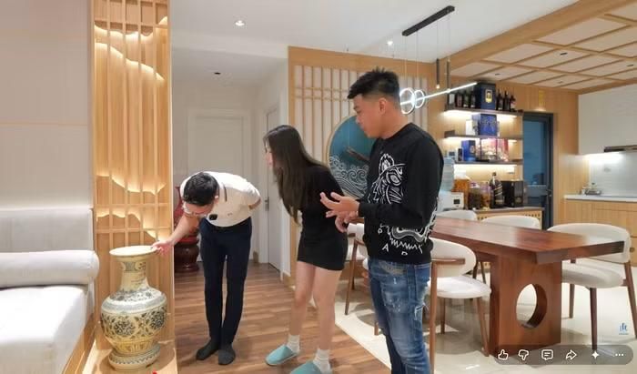 Trong số đó, chiếc bình gốm Chu Đậu được Trung Ruồi đặc biệt trân trọng. Đây là món quà anh nhận được sau khi tham gia chương trình trải nghiệm các làng nghề truyền thống Việt Nam