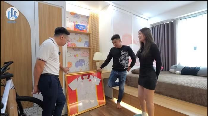 Một trong ba phòng ngủ hiện được thiết kế dành cho con gái của Trung Ruồi. Dù bé mới bốn tuổi và chưa sử dụng thường xuyên, căn phòng vẫn được đầu tư với tông màu nhẹ nhàng, phù hợp để sử dụng trong nhiều năm tới. Tại đây còn lưu giữ chiếc áo đội tuyển U23 Việt Nam với nhiều chữ ký của các cầu thủ sau kỳ tích Thường Châu năm 2018. Dù chữ ký đã mờ theo thời gian, đây vẫn là một trong những kỷ vật thể thao mà Trung Ruồi vô cùng trân quý