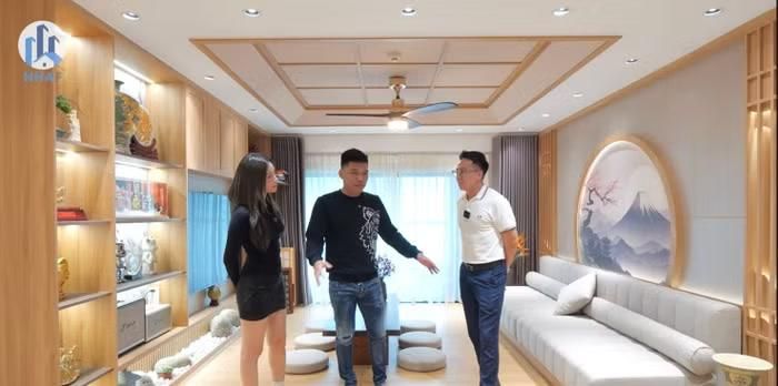 Theo Trung Ruồi, đây không chỉ là nơi tiếp khách mà còn là không gian sinh hoạt đa năng của gia đình. Phía dưới sàn được tận dụng làm kho chứa đồ, giúp tối ưu diện tích sử dụng