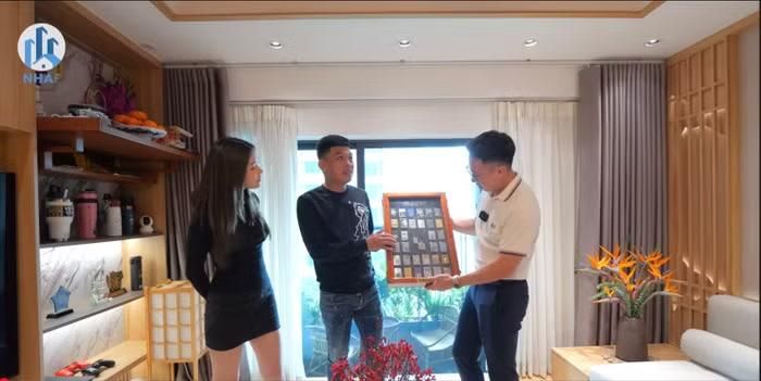 Một góc trong phòng khách được dành riêng để trưng bày các kỷ vật cá nhân. Nổi bật nhất là bộ sưu tập bật lửa Zippo với hàng chục chiếc mang hình ảnh các nghệ sĩ quốc tế, bóng đá và cả chân dung của chính Trung Ruồi. Anh cho biết từng sở hữu gần 80 chiếc trong giai đoạn giãn cách vì dịch COVID-19, khi vô tình tham gia các phiên đấu giá trực tuyến