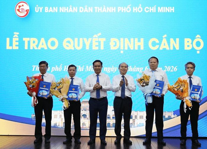 Lãnh đạo UBND TP.HCM trao Quyết định điều động cán bộ đến công tác tại các phường. Ảnh: Phương Chi.