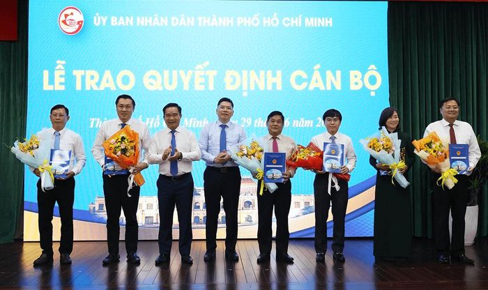 Chủ tịch UBND Thành phố Nguyễn Văn Được và Phó Chủ tịch UBND Thành phố Hoàng Nguyên Dinh trao Quyết định điều động, bổ nhiệm cán bộ.