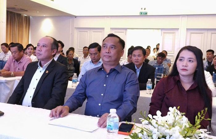 Ông Đỗ Thành Nhân (ngồi giữa), nhân tố mới tại NRC. Ảnh: Minh Tuấn.