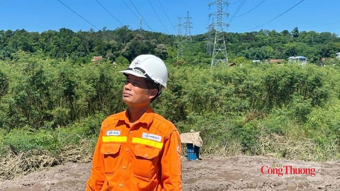 Công nhân truyền tải điện lgiữ dòng điện thông suốt giữa mùa nắng nóng. 