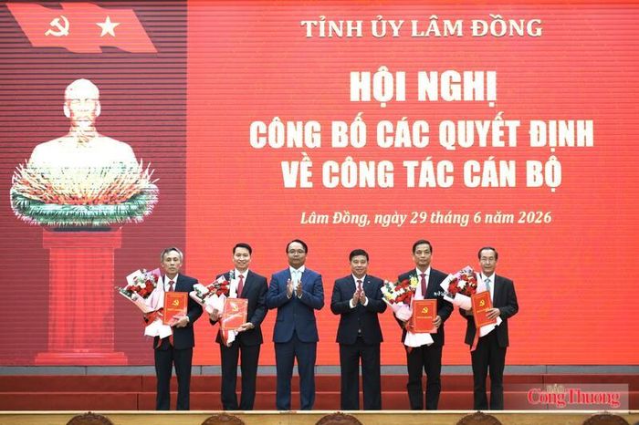 Ủy viên Ban Chấp hành Trung ương Đảng, Bí thư Tỉnh ủy Lâm Đồng Y Thanh Hà Niê K’Đăm (thứ 3 từ phải qua) và ông Đặng Hồng Sỹ, Phó Bí thư Thường trực Tỉnh ủy Lâm Đồng (thứ 3 từ phải qua) trao quyết định và tặng hoa chúc mừng. Ảnh: Lê Sơn
