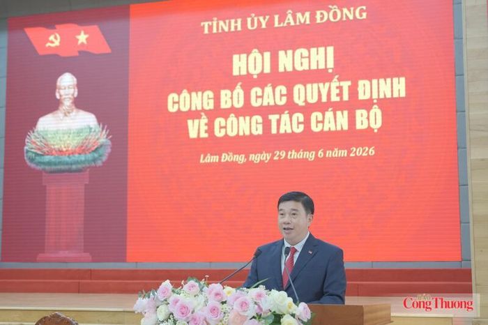 Ủy viên Ban Chấp hành Trung ương Đảng, Bí thư Tỉnh ủy Lâm Đồng Y Thanh Hà Niê Kđăm phát biểu chỉ đạo tại hội nghị. Ảnh: Lê Sơn