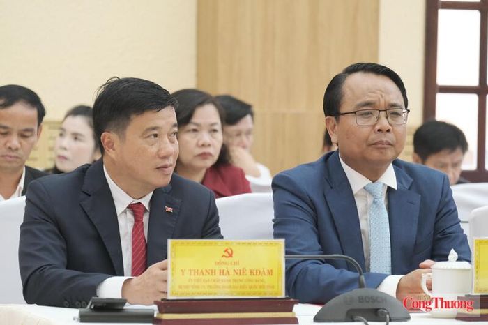 Ủy viên Ban Chấp hành Trung ương Đảng, Bí thư Tỉnh ủy Lâm Đồng Y Thanh Hà Niê Kđăm (trái) và ông Đặng Hồng Sỹ, Phó Bí thư Thường trực Tỉnh ủy Lâm Đồng tại hội nghị. Ảnh: Lê Sơn