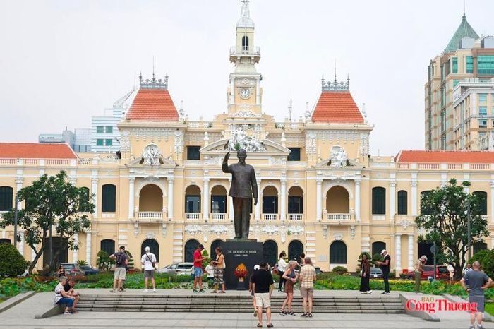 Trong dịp đặc biệt này, thành phố cũng tổ chức nhiều hoạt động văn hóa - nghệ thuật, thể dục - thể thao.