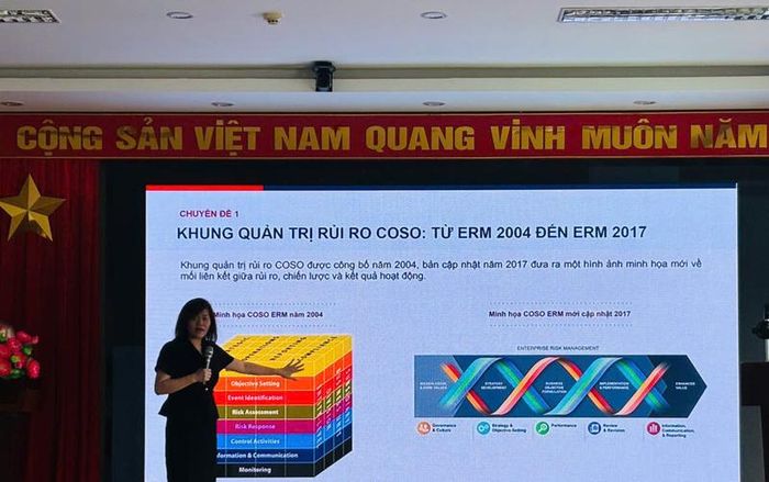 Tiến sĩ Vũ Thị Phương Lan, Học viện Tài chính, Bộ Tài chính truyền đạt các chuyên đề về quản trị rủi ro doanh nghiệp. Ảnh: Diệu Bình