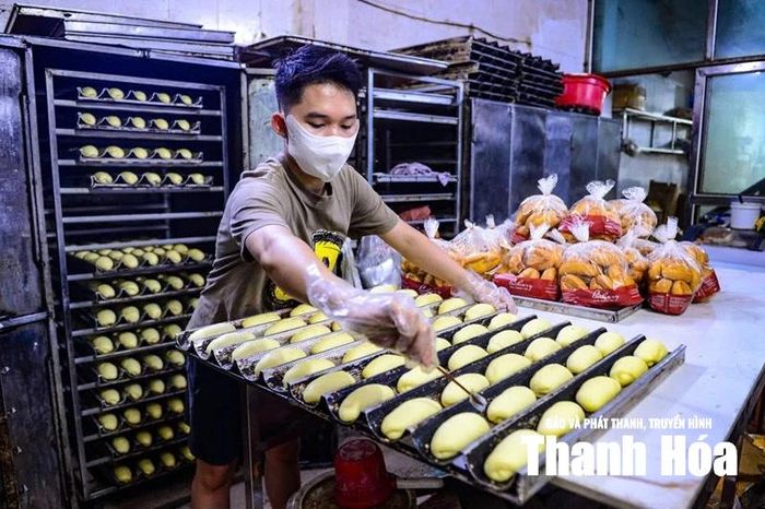 Nếu trước đây, bánh mỳ được nướng thủ công bằng lò than, lò củi thì nay các cơ sở đều chuyển sang lò điện.
