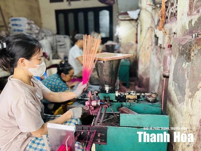 Nhiều hộ, cơ sở đã đầu tư máy móc, ứng dụng công nghệ vào một số khâu trong quy trình sản xuất hương Quán Giò.