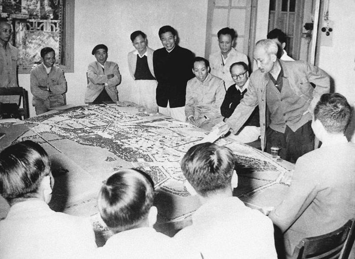 Chủ tịch Hồ Chí Minh xem mô hình quy hoạch xây dựng Thủ đô (16/11/1959). Ảnh: hochiminh.vn