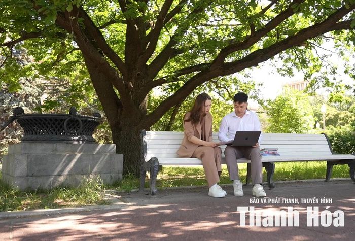 Tiến sĩ Ngô Quang Tuyên hướng dẫn học viên.