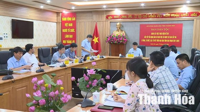 Thành viên đoàn giám sát phát biểu ý kiến tại buổi làm việc.