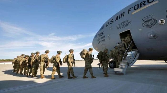 Binh sĩ Mỹ lên máy bay vận tải C-17 - Ảnh: REUTERS