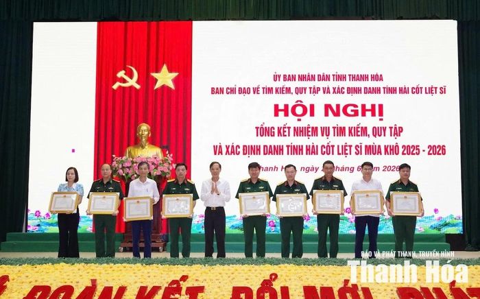 Phó Chủ tịch UBND tỉnh Đầu Thanh Tùng trao Bằng khen của Chủ tịch UBND tỉnh cho các cá nhân có thành tích xuất sắc trong công tác khảo sát, tìm kiếm, quy tập hài cốt liệt sĩ mùa khô 2025-2026.