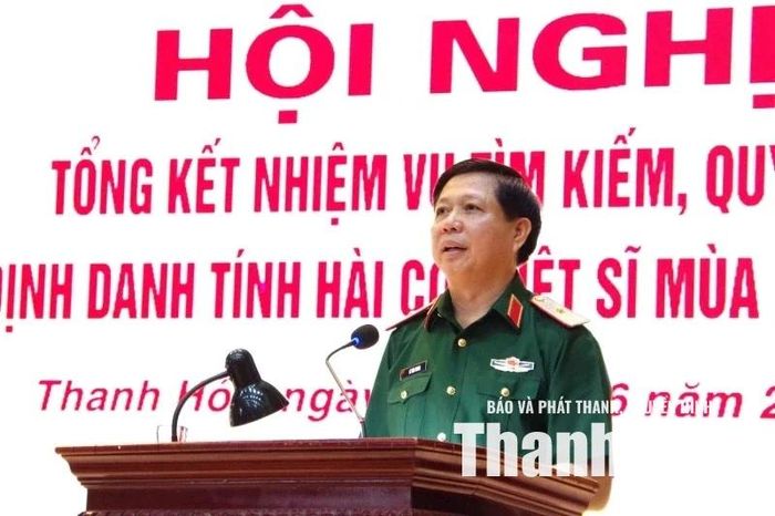 Thiếu tướng Lê Văn Trung, Phó Chính ủy Quân khu 4 phát biểu tại hội nghị.