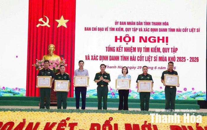 Các tập thể và cá nhân hoàn thành xuất sắc công tác khảo sát, tìm kiếm, quy tập hài cốt liệt sĩ mùa khô 2025-2026 nhận khen thưởng.