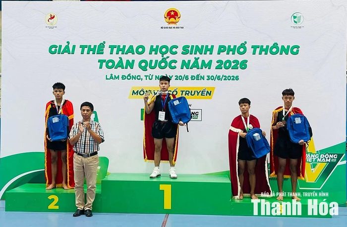 VĐV môn võ cổ truyền của đoàn Thanh Hóa trên bục nhận HCV nội dung đối kháng.