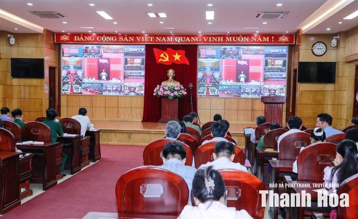 Đại biểu tham luận tại các điểm cầu.