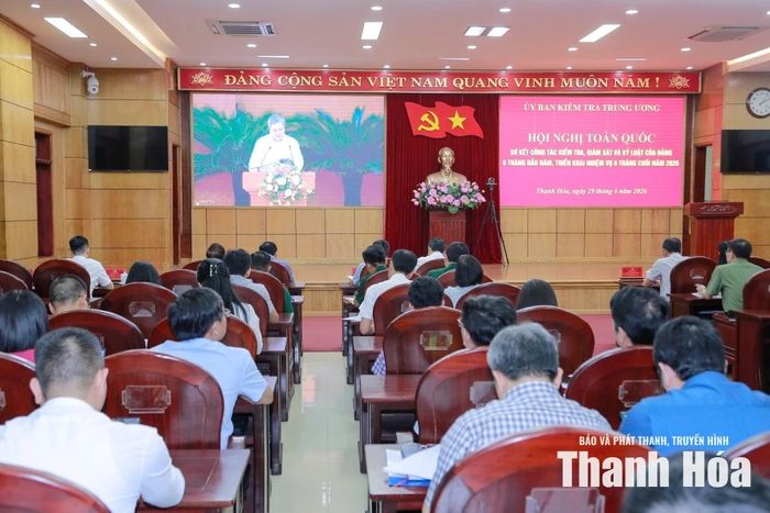 Phó Chủ nhiệm Thường trực Ủy ban Kiểm tra Trung ương Trần Tiến Hưng báo cáo kết quả hoạt động 6 tháng đầu năm 2026.