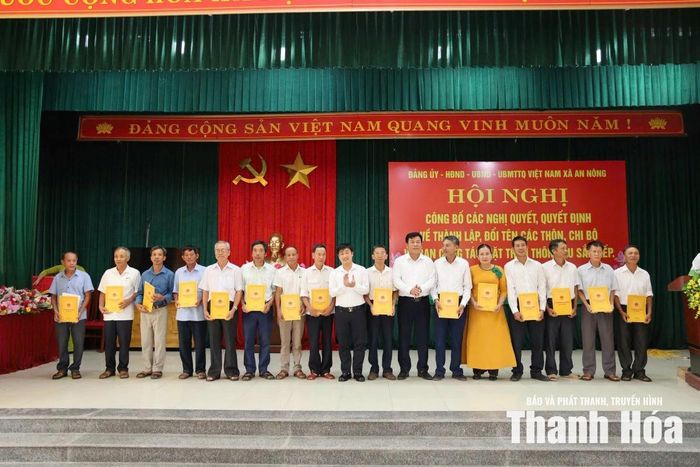 Các đồng chí trưởng thôn nhận quyết định tại hội nghị.