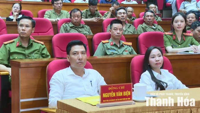 Bí thư Đảng ủy, Chủ tịch HĐND phường Hạc Thành Nguyễn Văn Biện cùng đại diện các tổ nghiệp vụ Công an phường dự lễ ra mắt.