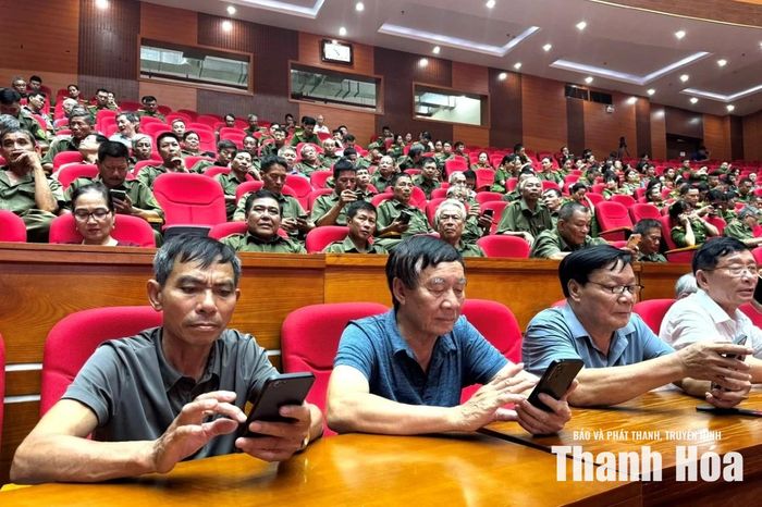 Đại biểu đồng loạt cài đặt ứng dụng “Công an số phường Hạc Thành” và trải nghiệm các tính năng của ứng dụng tại lễ ra mắt.