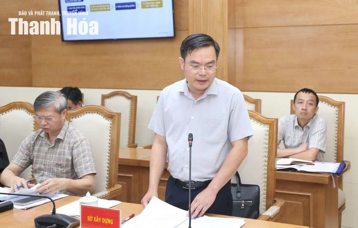 Giám đốc Sở Xây dựng Hoàng Văn Đồng báo cáo về nhu cầu nhà ở xã hội trên địa bàn tỉnh.