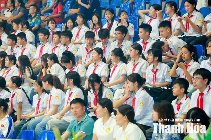 Đông đảo khán giả dự lễ bế mạc.