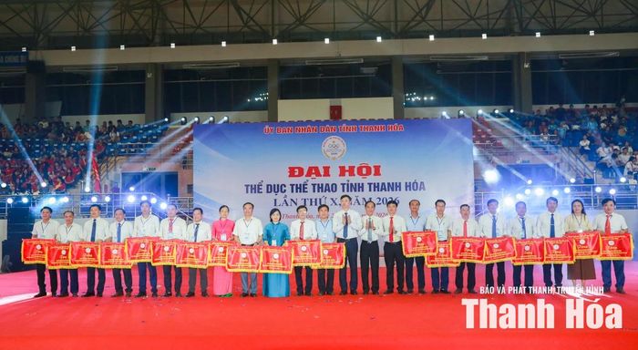 Phó Chủ tịch UBND tỉnh Đầu Thanh Tùng cùng lãnh đạo Sở Văn hóa, Thể thao và Du lịch trao cờ cho các đơn vị xuất sắc trong triển khai thực hiện Cuộc vận động “Toàn dân rèn luyện thân thể theo gương Bác Hồ vĩ đại”.