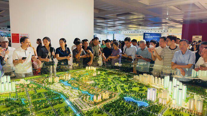 Chị Thu (phố Huế, Hà Nội) chi biết chị đến triển lãm trước hết là để ngắm quy hoạch Thủ đô tương lai.