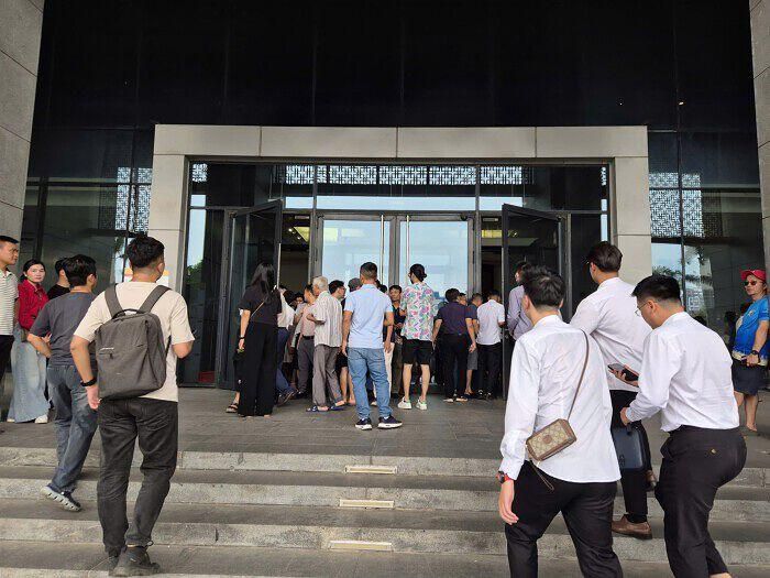 Khu vực lối vào bảo tàng được kiểm soát chặt chẽ lượng người ra vào.Ảnh: Công Tâm.