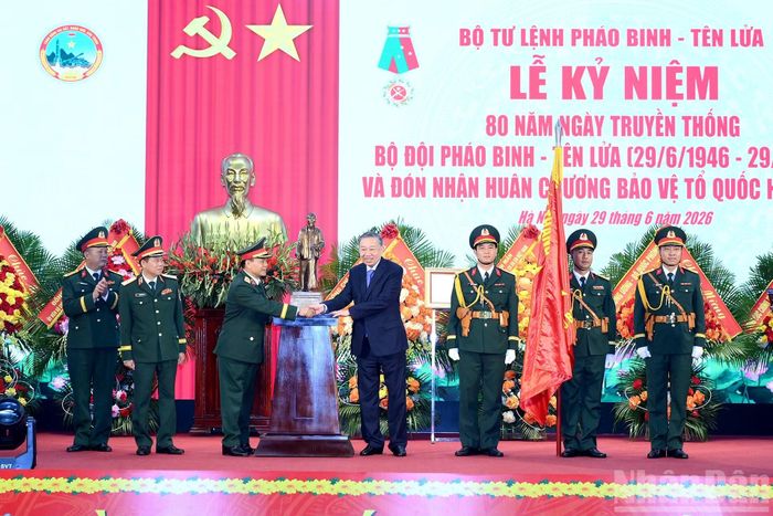 Tổng Bí thư, Chủ tịch nước Tô Lâm trao bức tượng Chủ tịch Hồ Chí Minh tặng Bộ Tư lệnh Pháo binh - Tên lửa. Ảnh: Nhân Dân